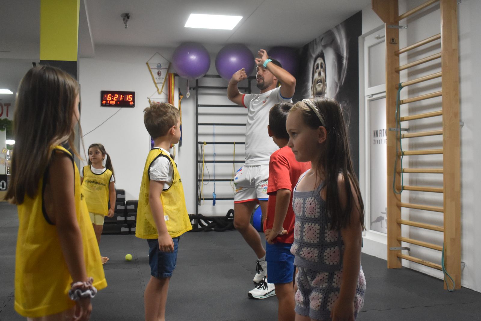 Deca se igraju loptom na rođendanu