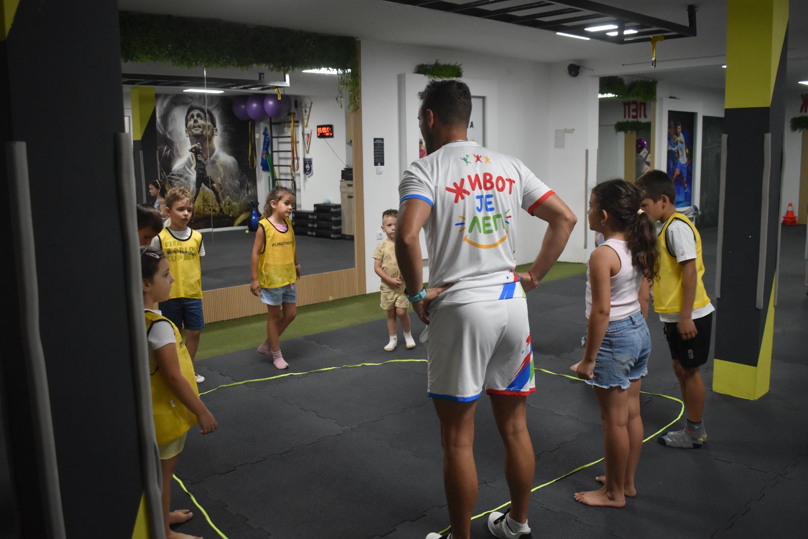 Deca prate program ispred postera Školica sporta