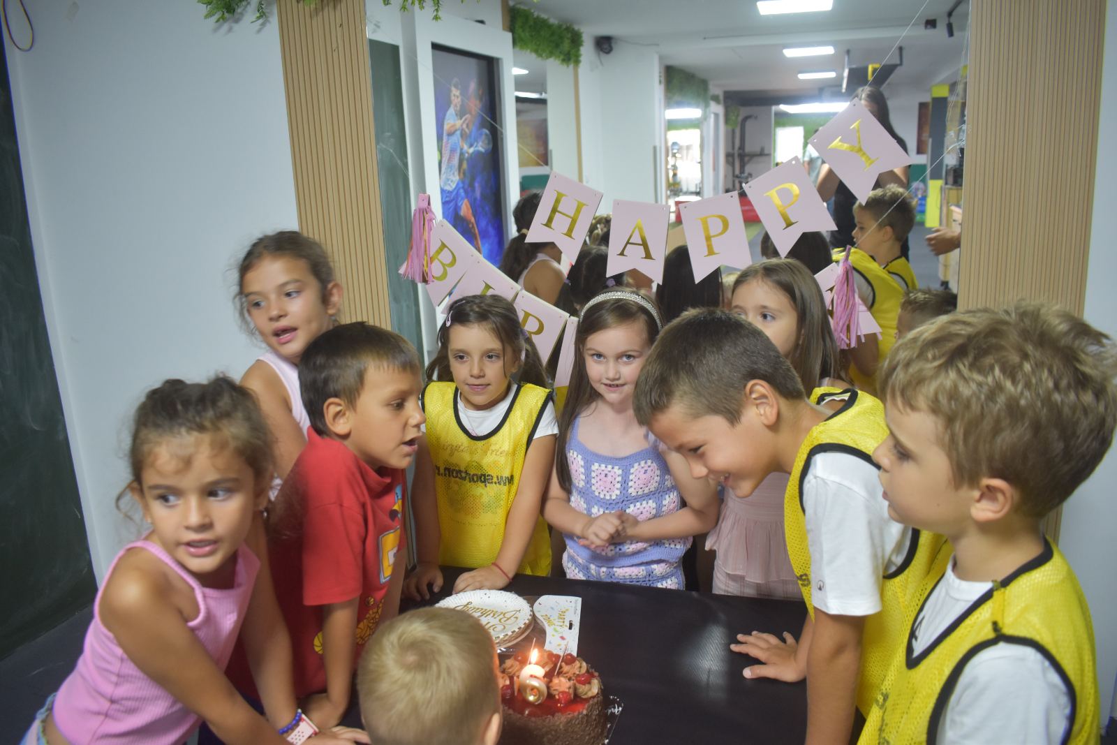 Deca oko rođendanske torte u NN Fitnessu