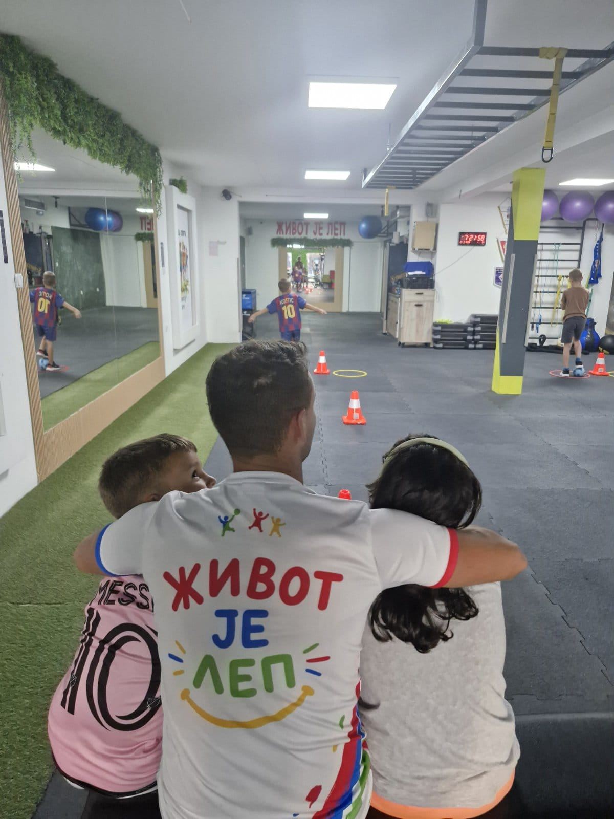 Roditelji sa decom prate trening u školici sporta