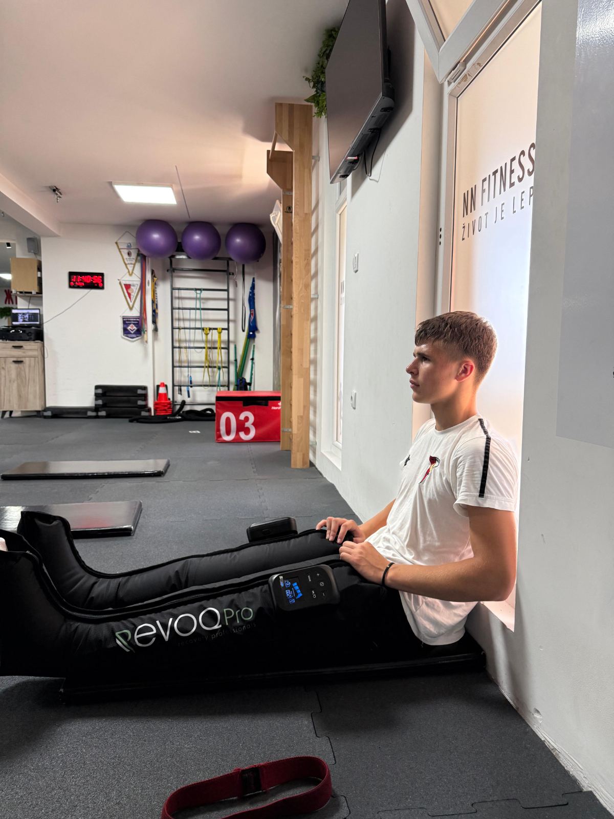 Sportista na oporavku sa kompresivnom terapijom nogu u NN Fitnessu