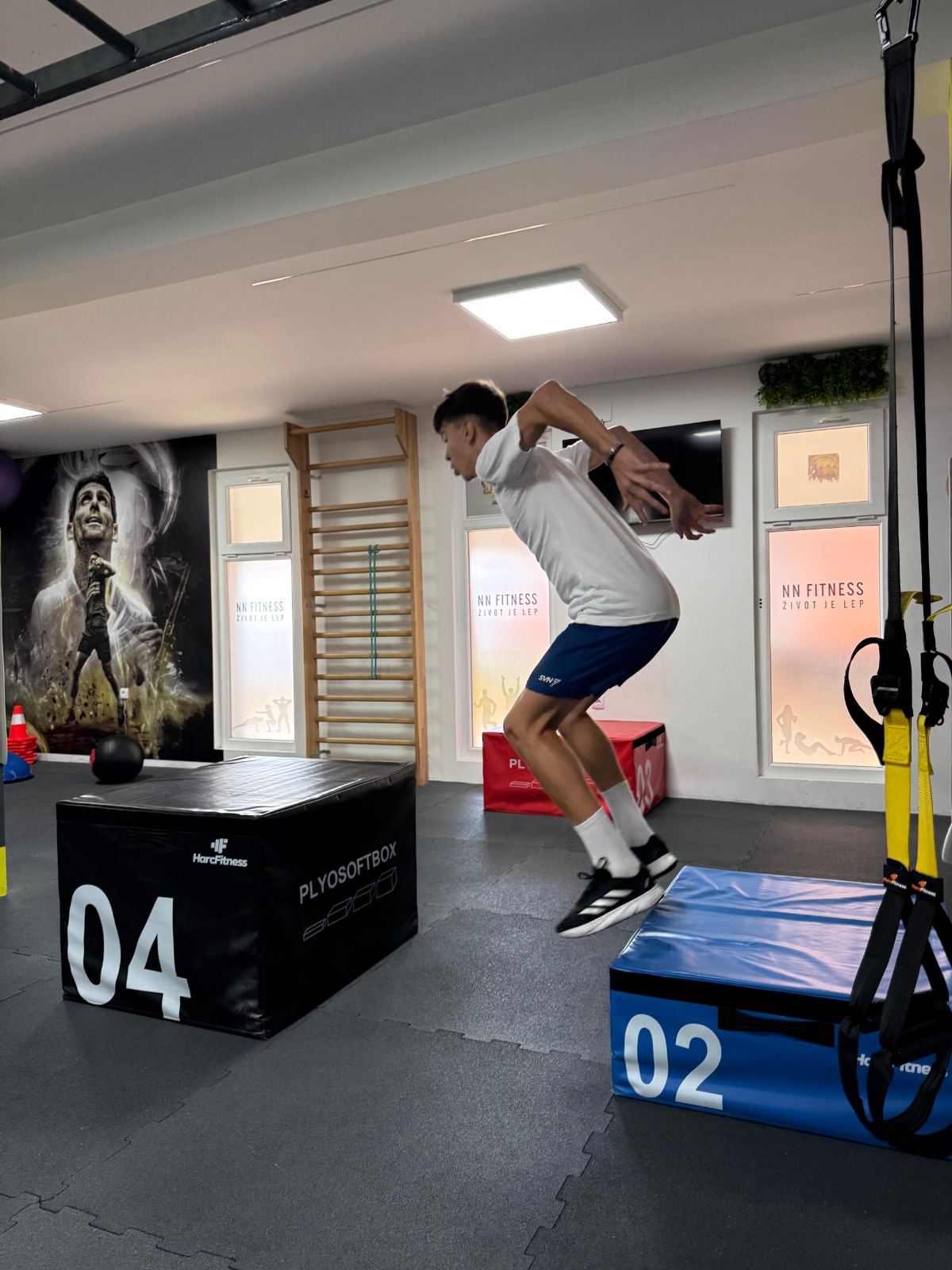 Sportista izvodi plyo skok na sanduk u NN Fitnessu