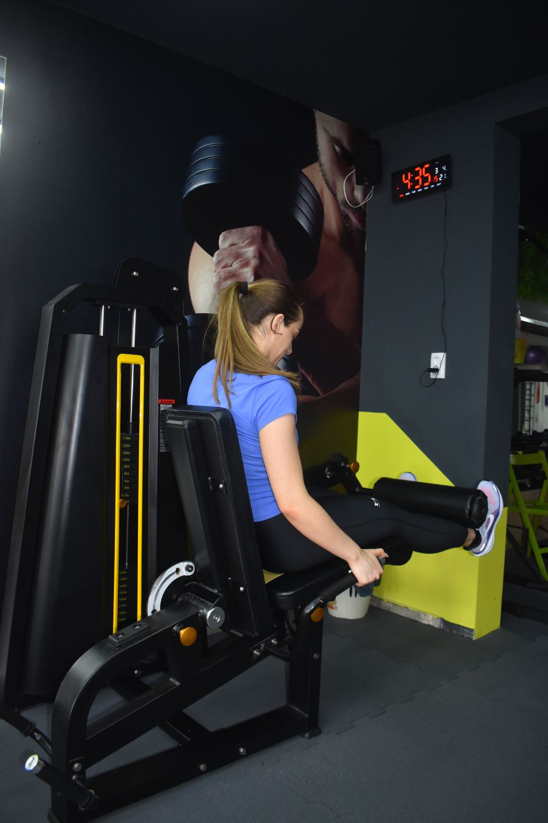 Trening na spravi u NN Fitnessu
